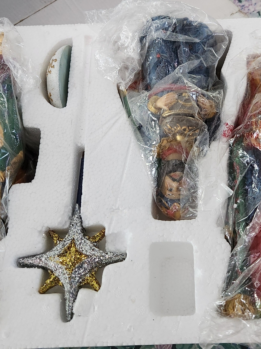 AS-IS REPAIR PARTS Three Kings Gifts Following the Christmas Star Nativity Set